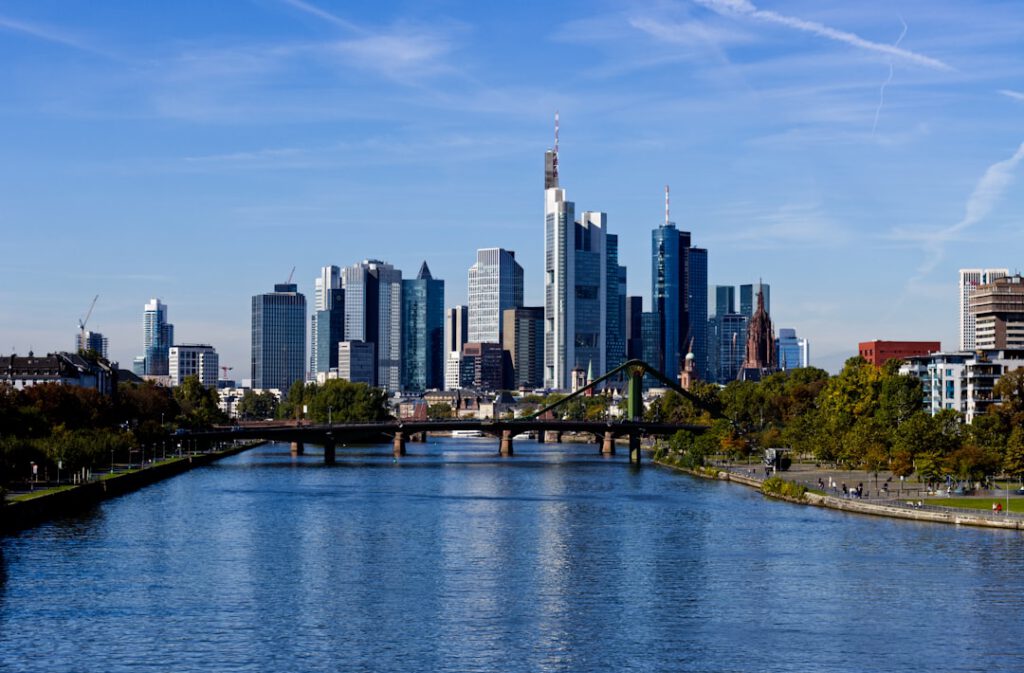 Blick über Frankfurts Bankenviertel – Unterlagen, Vorlagen und Tipps für eine gelungene Wohnungsbewerbung in Frankfurt