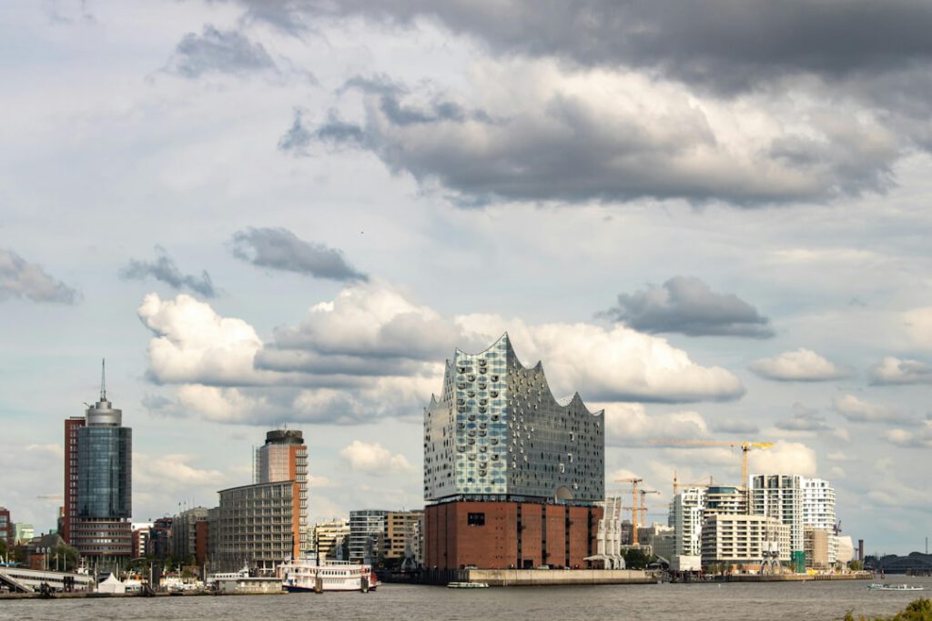 Hamburger Hafen und Skyline – so erstellst du deine vollständige Wohnungsbewerbung in Hamburg